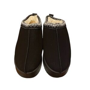 NWOT black platform fur lined women’s slip on shoes